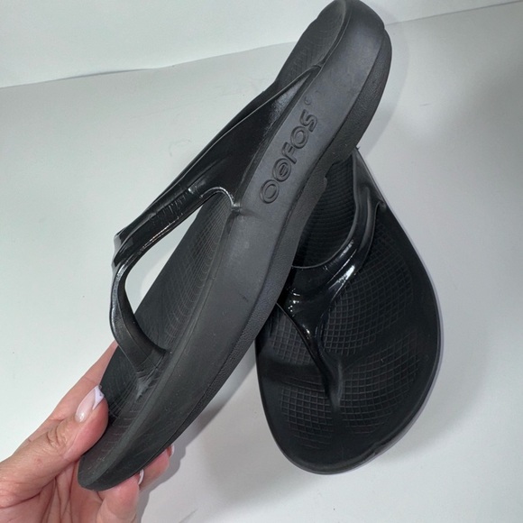 Oofos WOMEN'S OOLALA LUXE SANDAL - Black size W-8 - Picture 8 of 10